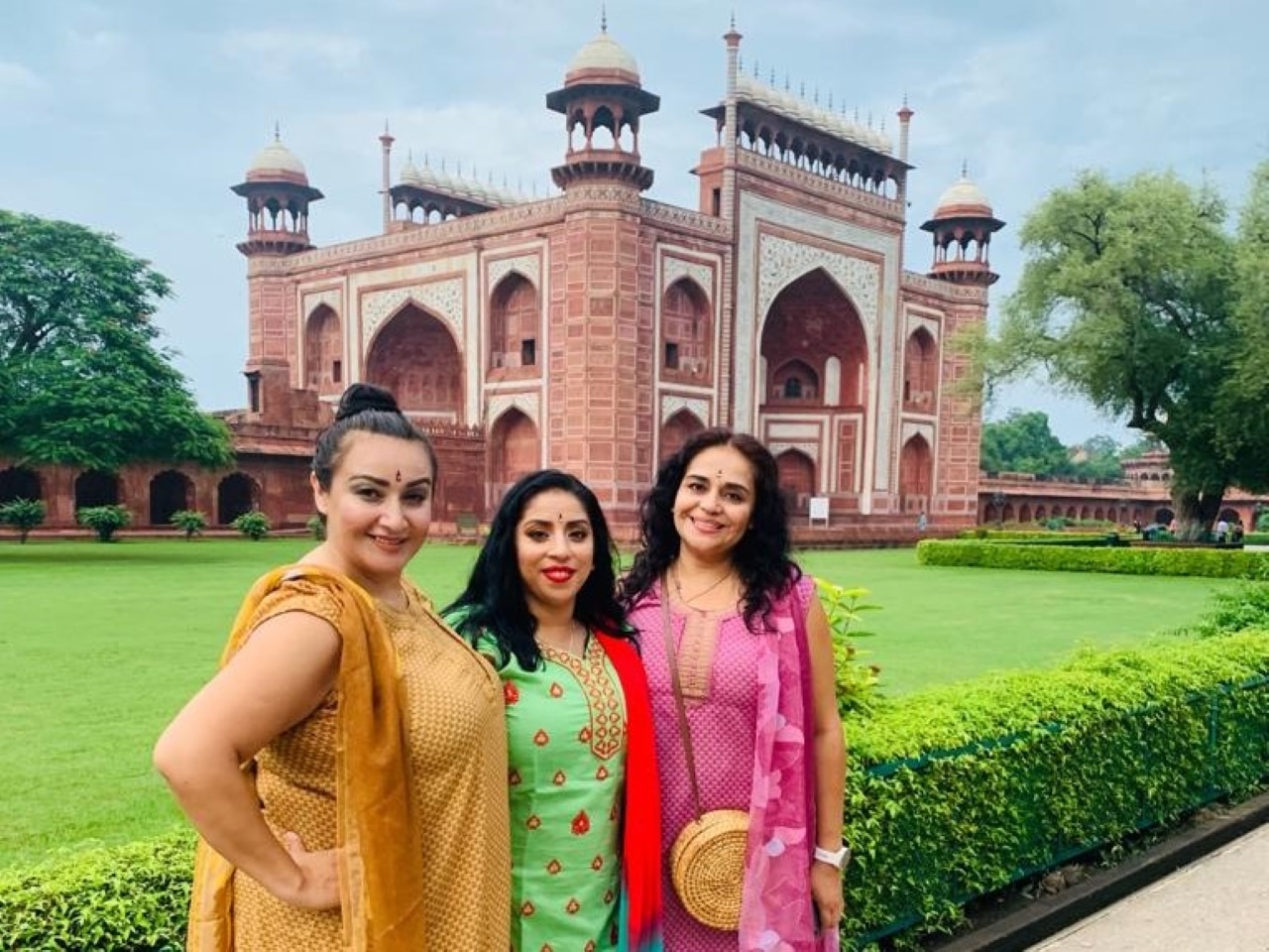 Three sistes in Taj Mahal
